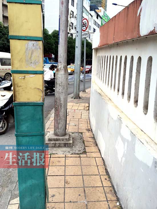 南宁170米人行道有20根杆子 