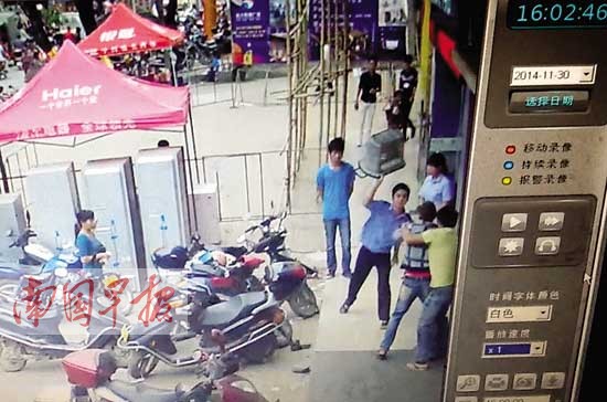 保安擒拿小偷时为同事挡刀受伤 商场竟冷漠处理？