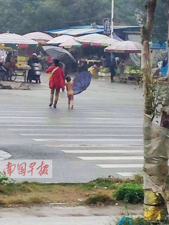 “裸跑弟”不惧严寒四季洗冷水 路人惊讶不已