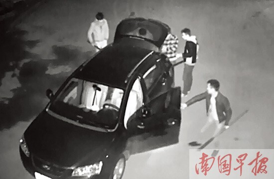 姐姐被人追债弟弟替姐出头 猛砍追债人车辆