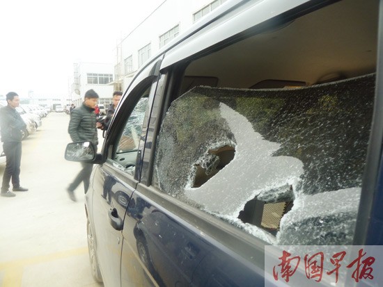 姐姐被人追债弟弟替姐出头 猛砍追债人车辆