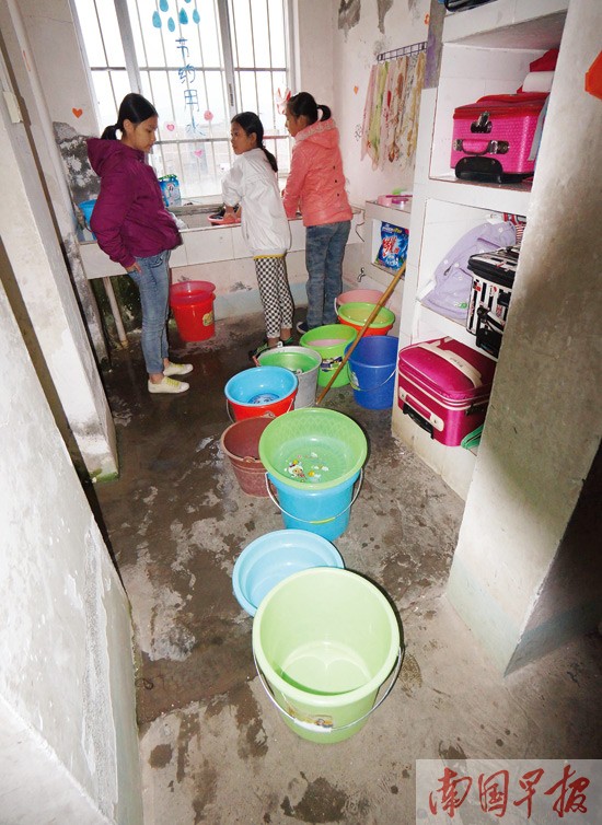 隆安县一中学住校生冬天洗冷水澡 冻得直哆嗦(图)