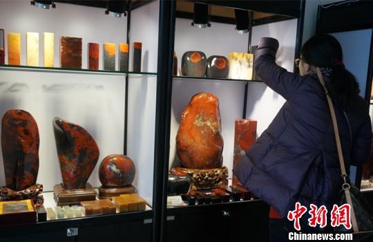 桂北山区广西龙胜鸡血玉远销海外 助农脱贫致富
