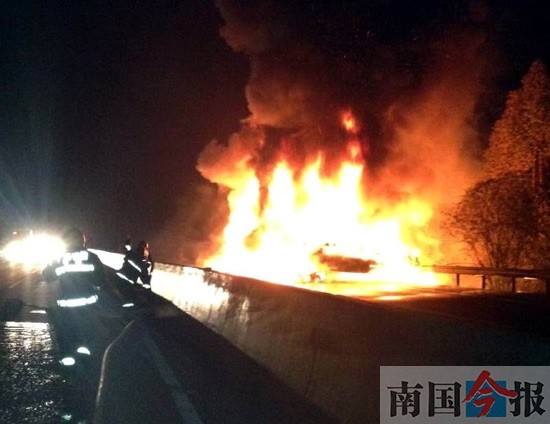 大型货车高速路上陷火海 车上载满近百辆摩托车