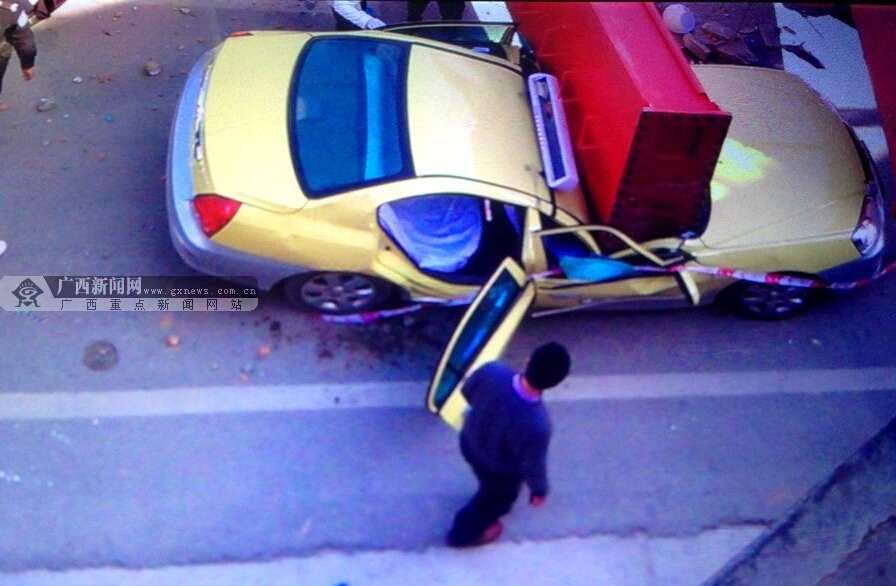 南宁地铁2号线发生事故 龙门滑落砸中两车1人受伤
