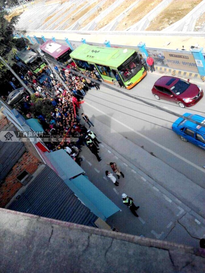 南宁地铁2号线发生事故 龙门滑落砸中两车1人受伤