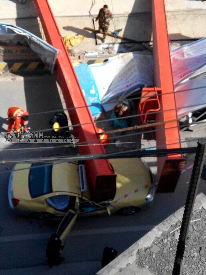 南宁地铁2号线发生事故 龙门滑落砸中两车1人受伤