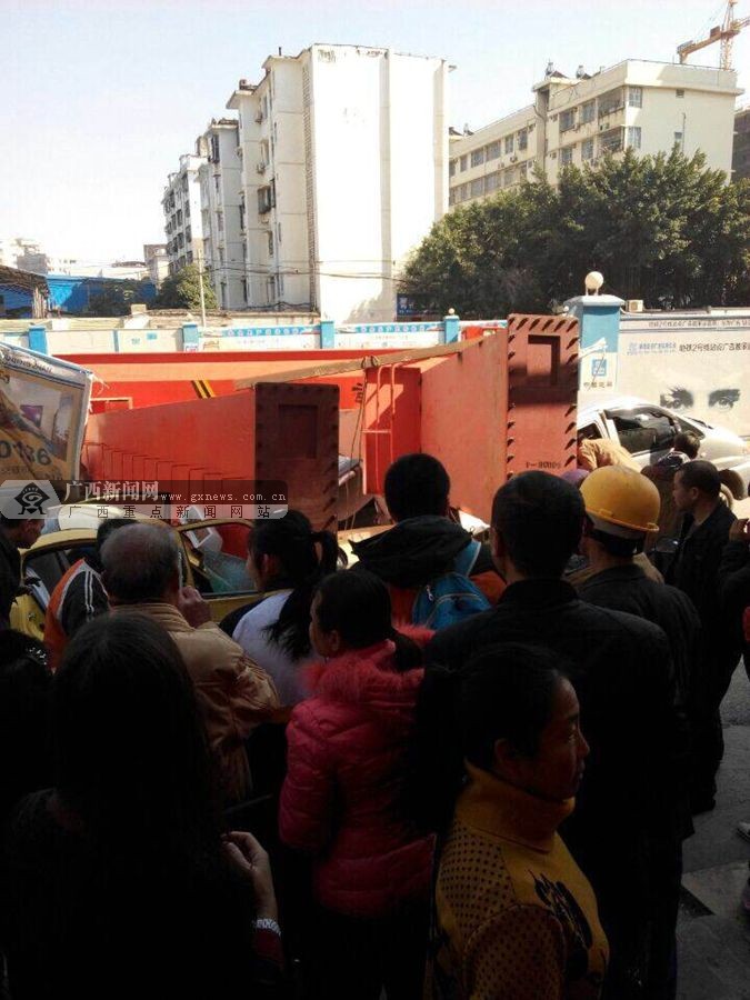 南宁地铁2号线发生事故 龙门滑落砸中两车1人受伤