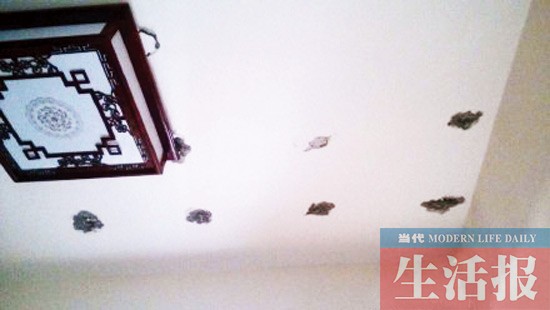新房天花板突然出现11个窟窿 是楼上装修太野蛮?