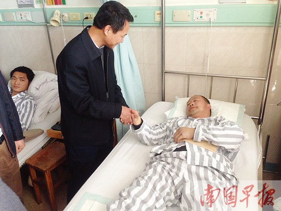 几名蒙面男子持刀砍伤城管 疑因执法引来打击报复