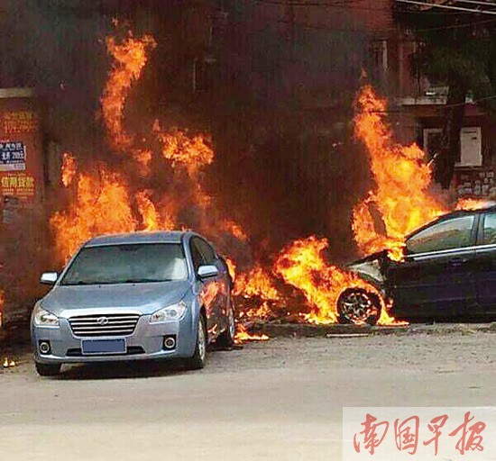 一辆宝马车蹊跷起火 引燃停在旁边的3辆小车