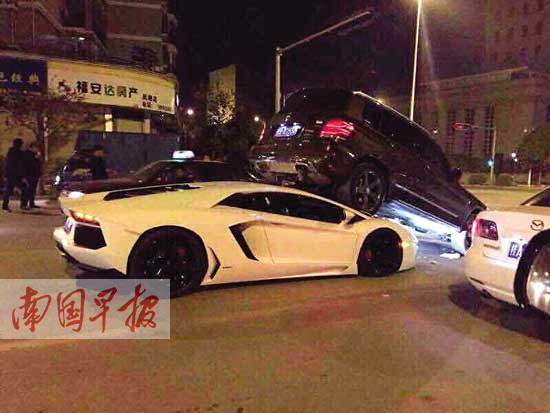 兰博基尼“铲”了奔驰 两豪车司机互相认识