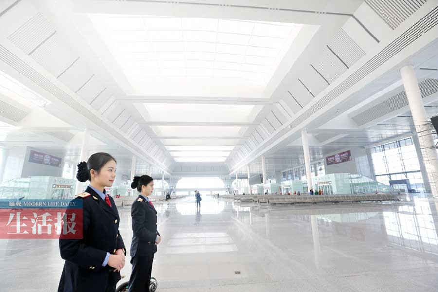 南宁东站枢纽交通演练 市民乘动车