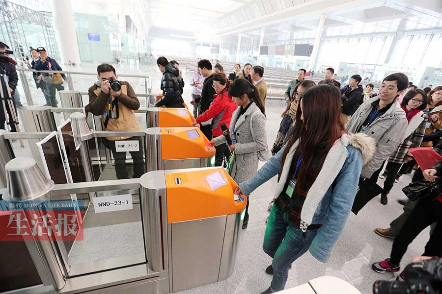 南宁东站枢纽交通演练 市民乘动车