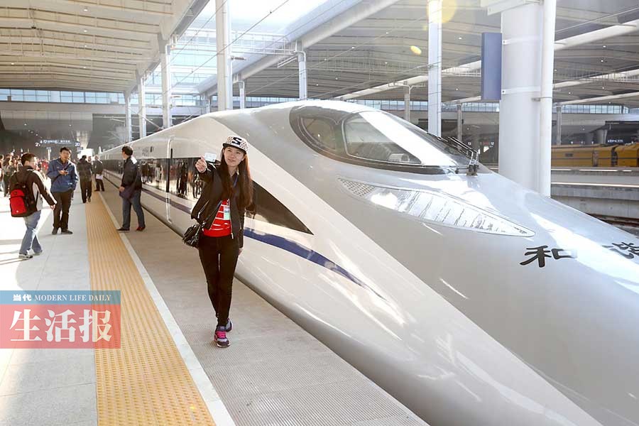 南宁东站枢纽交通演练 市民乘动车