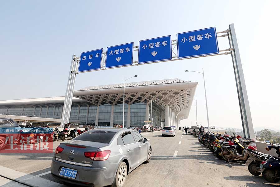 南宁东站枢纽交通演练 市民乘动车