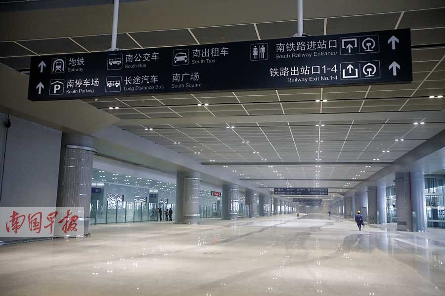南宁东站枢纽交通演练 市民乘动车