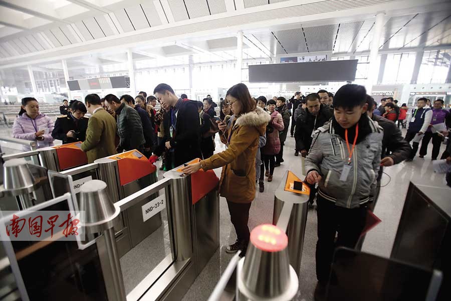 南宁东站枢纽交通演练市民乘动车去广东