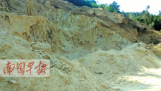 南宁市昆仑镇九塘白泥遭盗采 山头被挖得七零八落