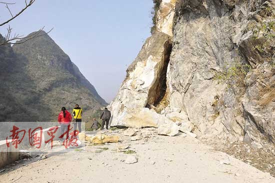 大化境内县道906线发生山体崩塌事故 致交通中断