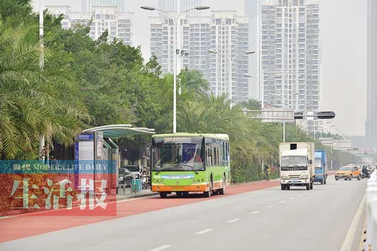 南宁开工铺设首条彩色公交专用道 近期投入使用