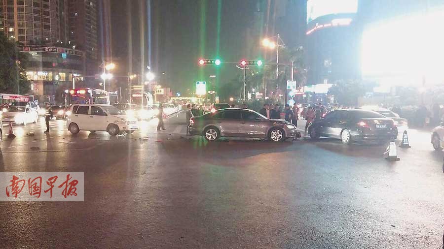 男子驾车闯红灯追尾后逃逸引发8车相撞 涉嫌酒驾