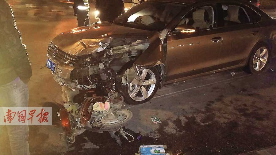 男子驾车闯红灯追尾后逃逸引发8车相撞 涉嫌酒驾