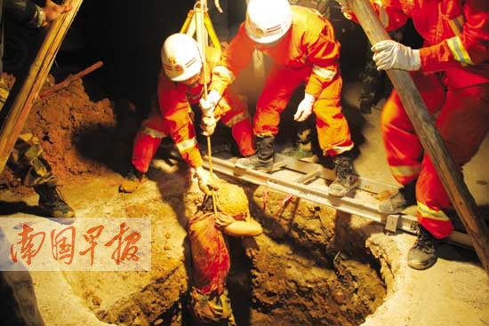 工人在地下开挖水井时突遭塌方不幸被埋身亡