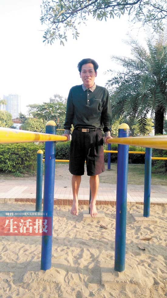 男子光脚走路10多年 5年前开始赤脚骑车送报(图)