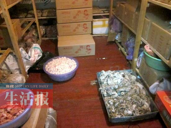 无证肉串打上外文摇身变进口 加工点员工见人就跑