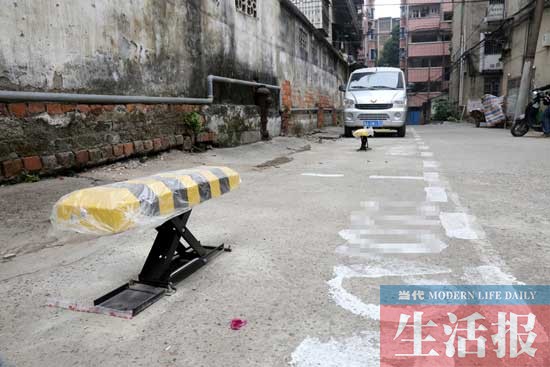 小区消防通道竟立着十多个地锁 居民出行受阻(图)
