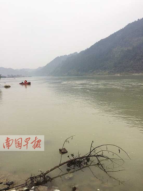 急流冲翻渔船两渔民落水 1人被救1人生死未卜(图)