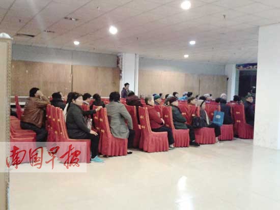 商家清晨向老人推销药酒 证照齐全为何