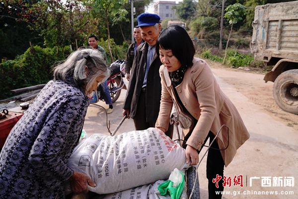 灵山县扶贫办给扶贫村送去60吨肥料