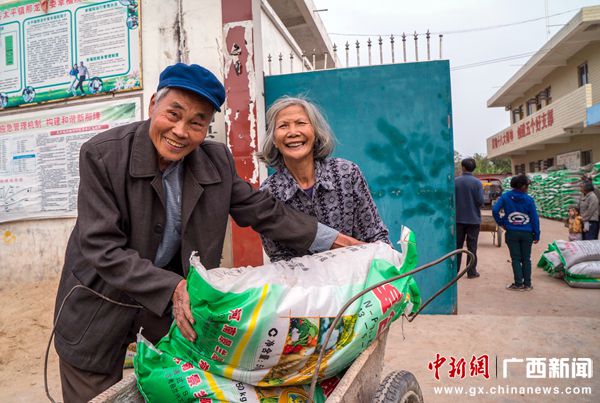 灵山县扶贫办给扶贫村送去60吨肥料