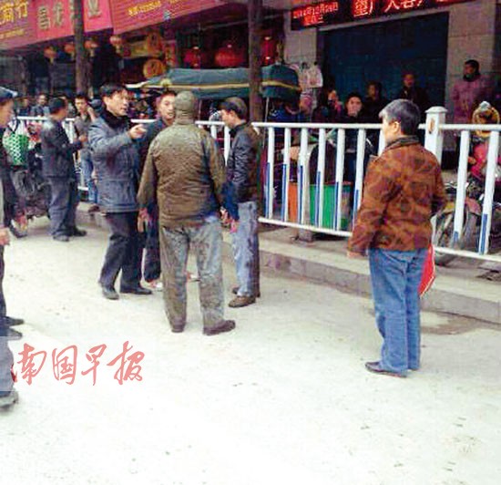 河池：吸污车“张口”喷粪 商铺路人不幸中招(图)