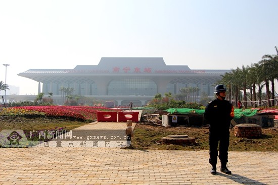 南宁东站启用后客流剧增 网友：公交难坐的士难打