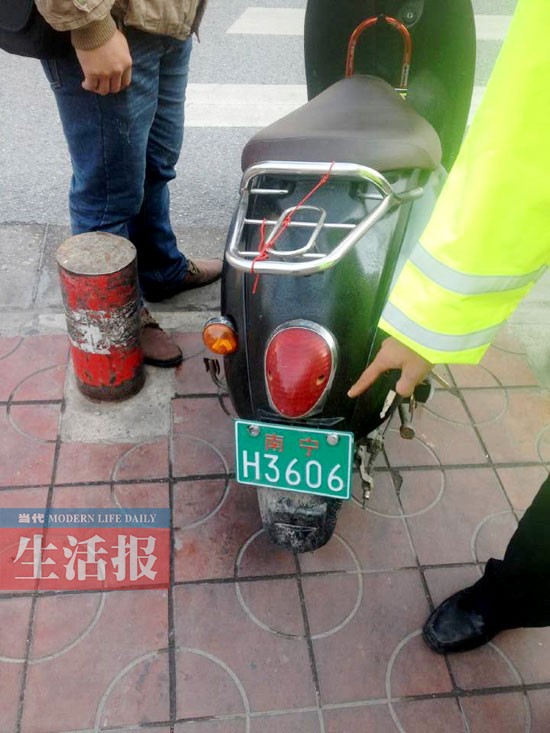 南宁整治电驴 抽查30辆电驴有三分之一用假牌(图)
