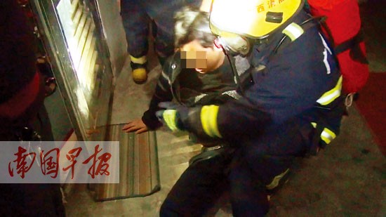 平南：自家厨房起火 男子醉卧火场不知道大火近身
