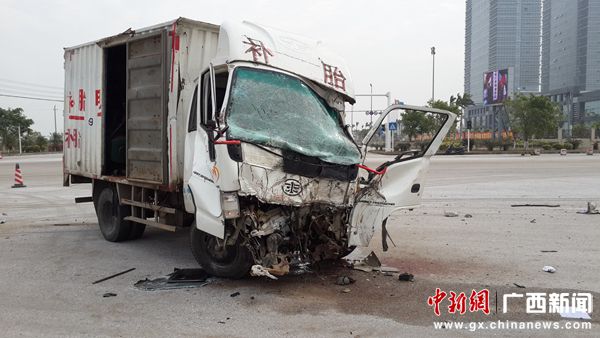 广西钦州港两货车相撞一司机受伤严重