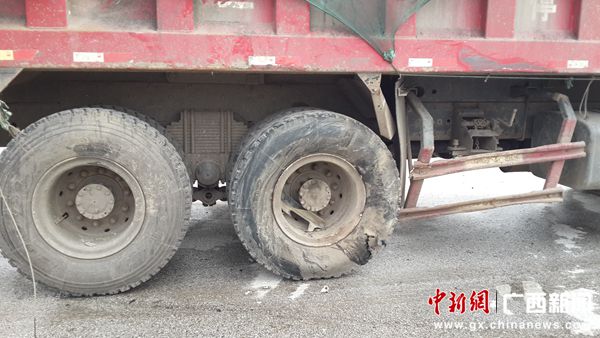 广西钦州港两货车相撞一司机受伤严重