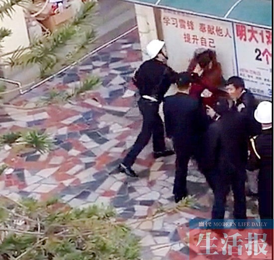 南宁新和平商场保安殴打女业主 因其父亲吸烟引起