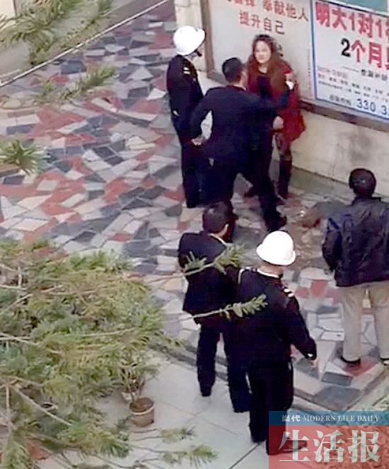 南宁新和平商场保安殴打女业主 因其父亲吸烟引起