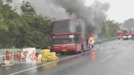 客车行驶中自燃被烧成骨架 司机成功疏散全部乘客
