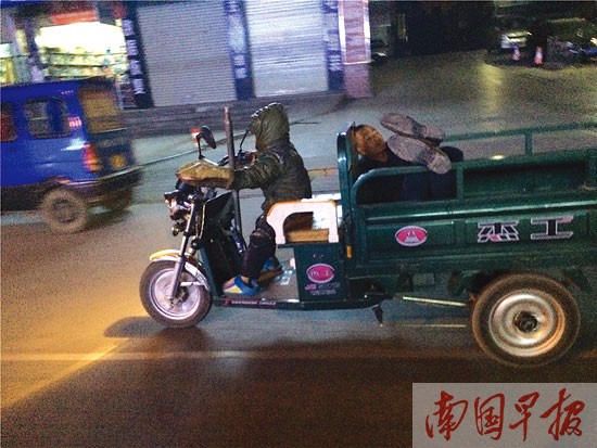 儿子载着酒醉父亲回家 宜州 小车神 浮出水面(