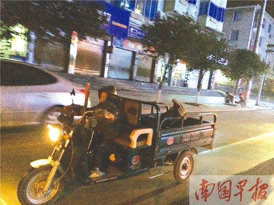 儿子载着酒醉父亲回家 宜州 小车神 浮出水面(