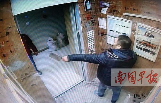 不满被强行断电 小区业主持刀冲进物业办公室