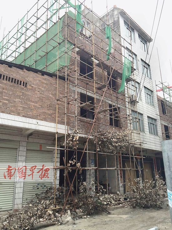 20余年商铺被人强行加建房子 商铺多次被
