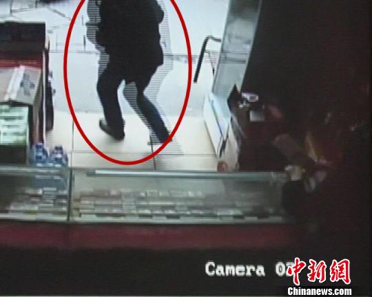 男子店铺抢烟被众人追擒 称为筹钱买票回家