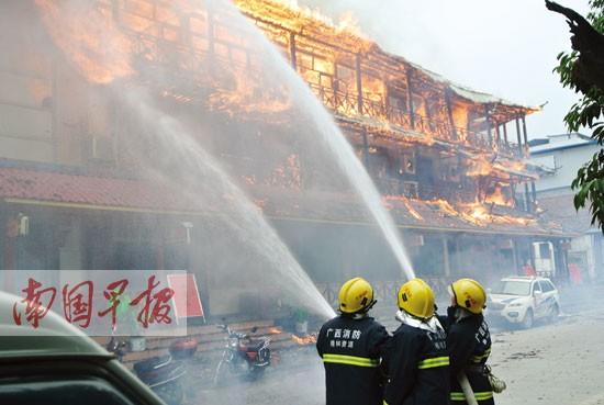 酒店准备宴席时突发大火 木质餐厅被烧得只剩空壳